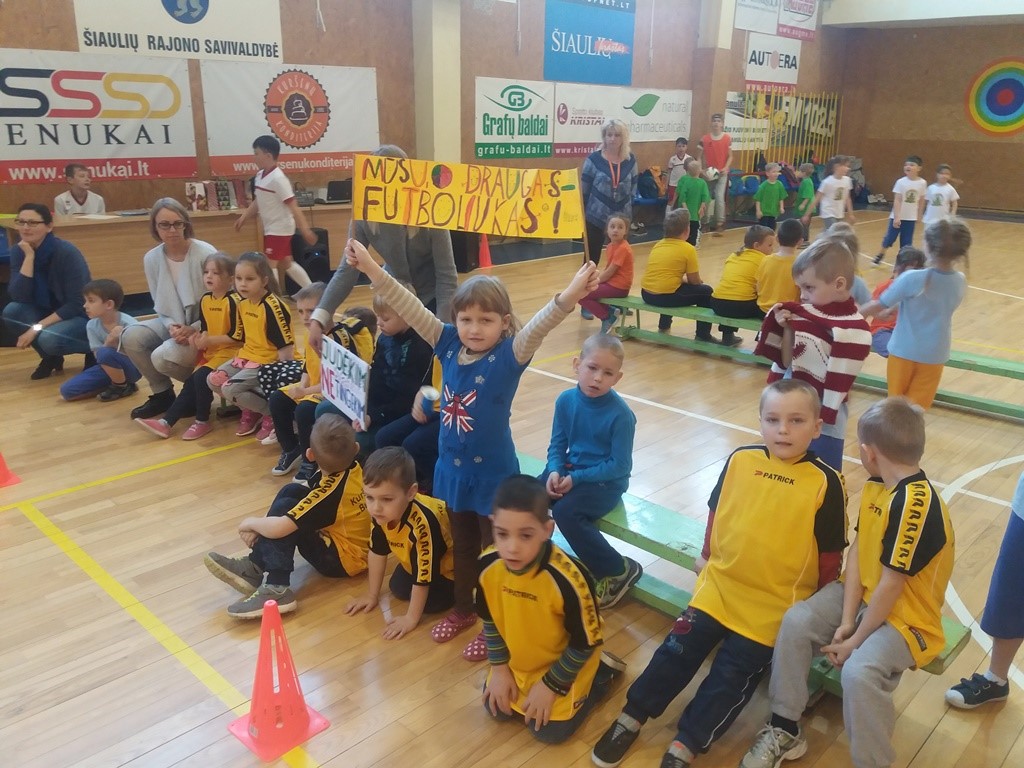 KURŠĖNŲ STASIO ANGLICKIO MOKYKLOS SPORTO SALĖJE PRAŪŽĖ PIRMOJI „FUTBOLIUKO FIESTA“ KURŠĖNŲ STASIO ANGLICKIO MOKYKLOS SPORTO SALĖJE PRAŪŽĖ PIRMOJI „FUTBOLIUKO FIESTA“