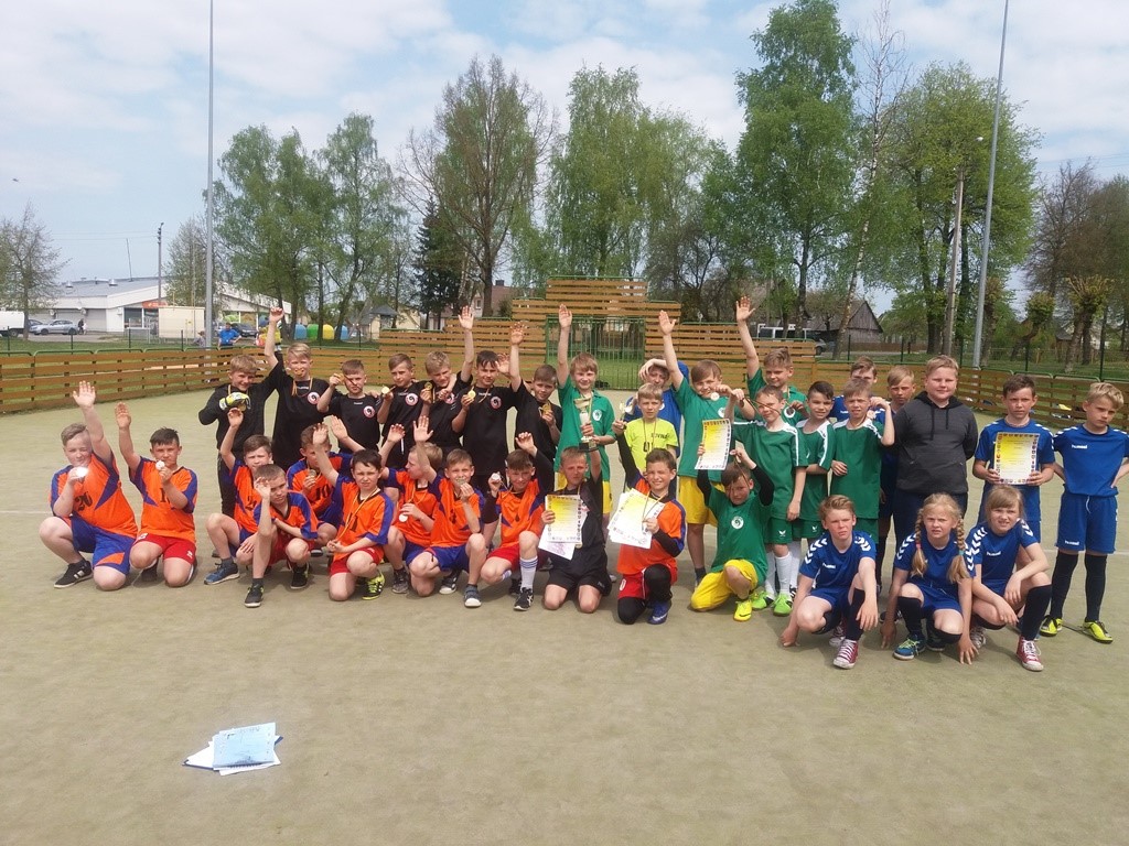 „MUSTANGO“ TAURĖ TREČIUS METUS IŠ EILĖS ATITEKO DAUGĖLIŲ PAGRINDINĖS MOKYKLOS FUTBOLO KOMANDAI