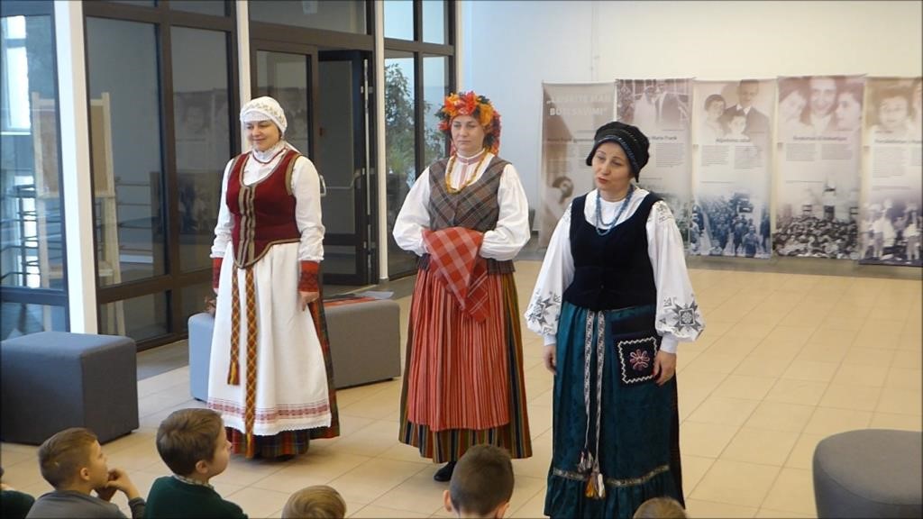 NETRADICINĖ PAMOKA APIE LIETUVIŲ TAUTINĮ KOSTIUMĄ NETRADICINĖ PAMOKA APIE LIETUVIŲ TAUTINĮ KOSTIUMĄ