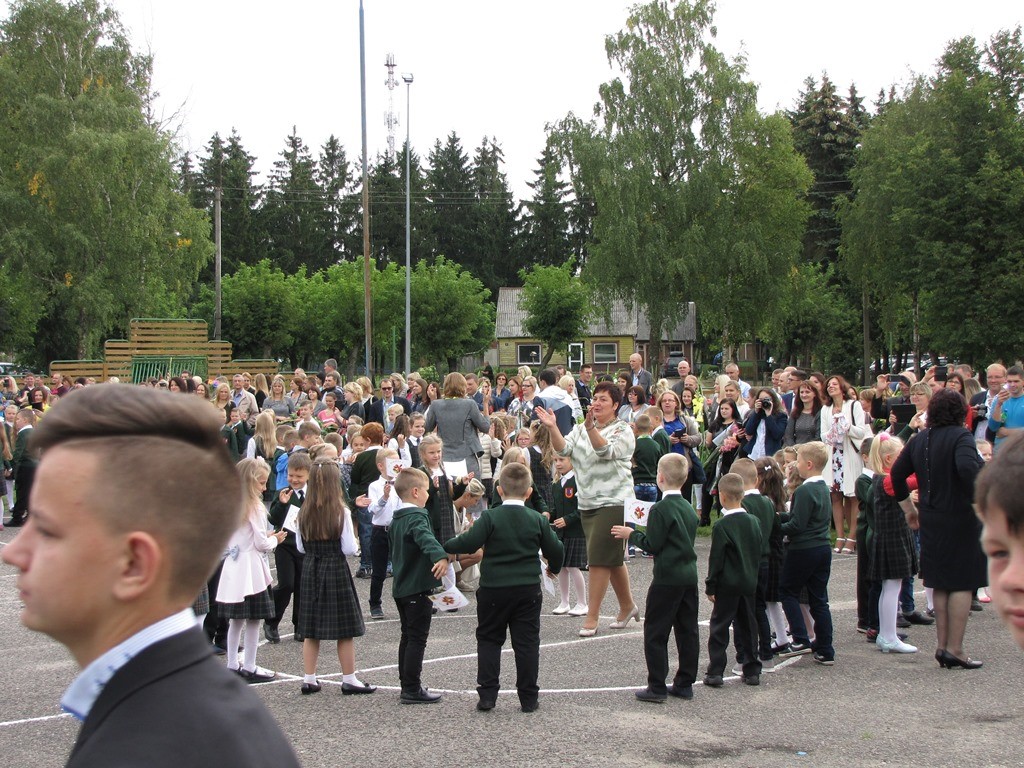 MOKSLO IR ŽINIŲ DIENOS ŠVENTĖ MOKYKLOJE MOKSLO IR ŽINIŲ DIENOS ŠVENTĖ MOKYKLOJE