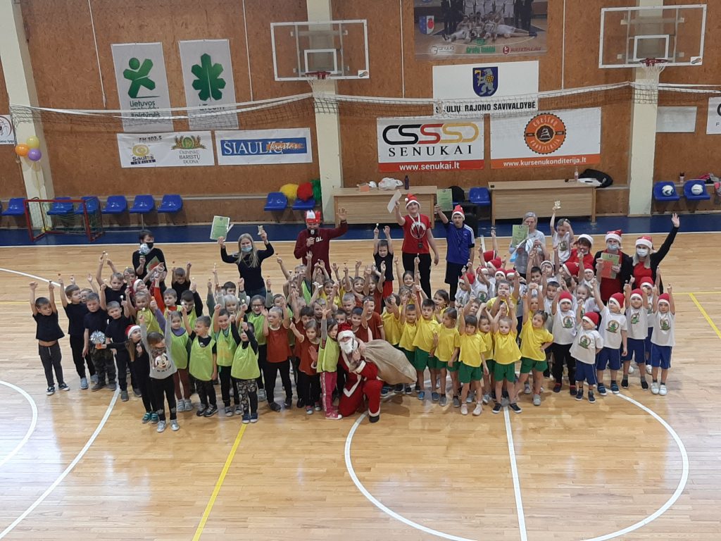 Kuršėnų Stasio Anglickio progimnazijos sporto salėje praūžė „ Kalėdinė Futboliuko fiesta“