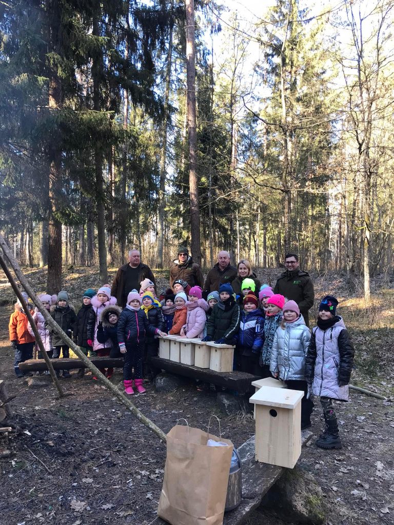 1 c klasės mokiniai pasitiko parskrendančius paukščius.  Kovo 10 d. paminėjo 40 – ties paukščių dieną.